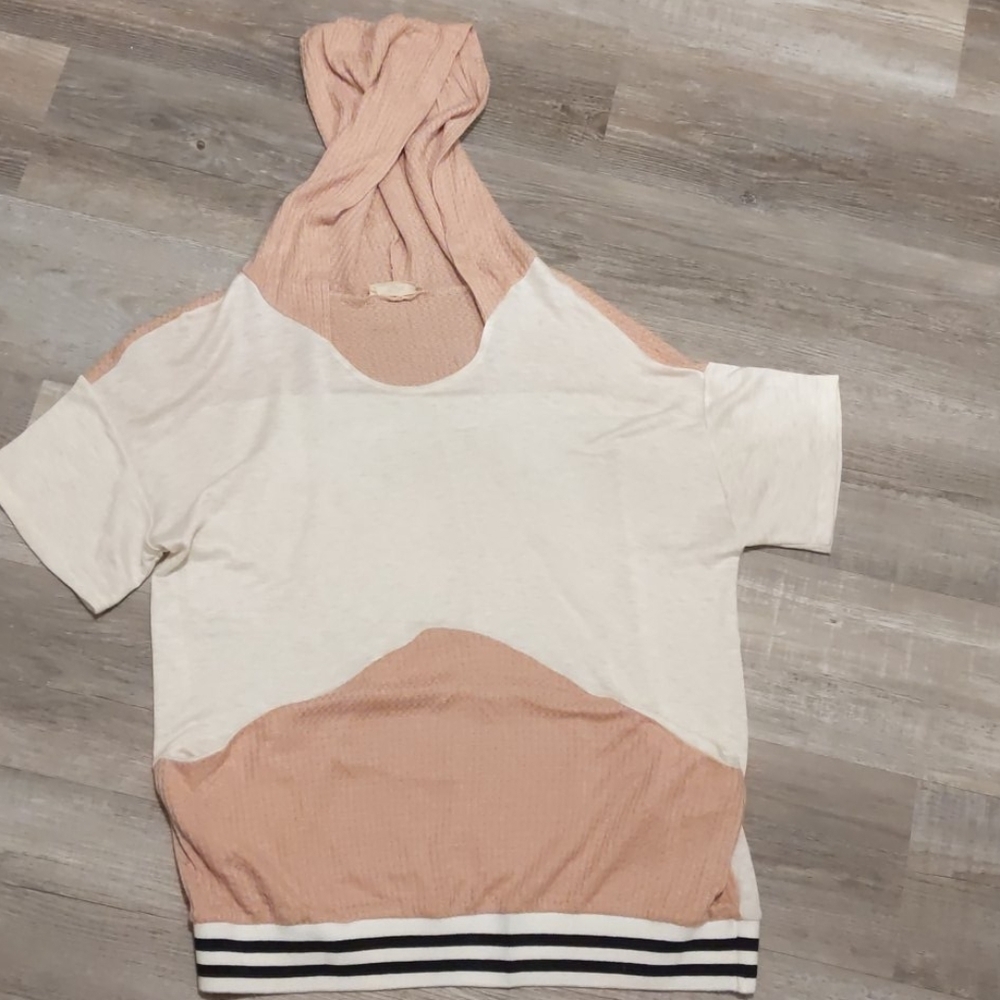 KyeMi top short sleeve with a hood